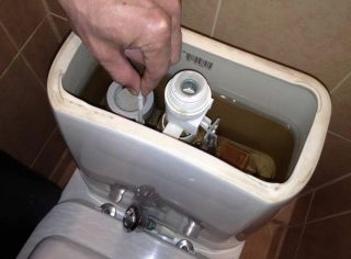 Vízvezeték-szerelő trükkje, hogy ne folyjon túl sok víz a WC-ben