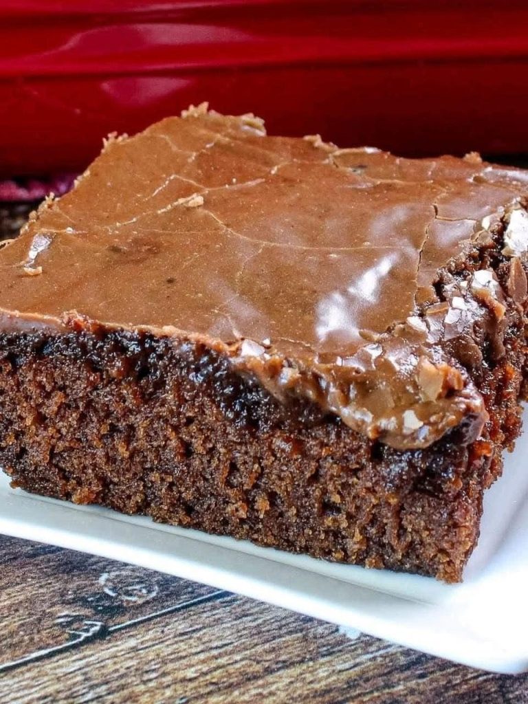 Dekadens dupla csokis Coca Cola torta karamellás pekándióval és ganache rétegekkel