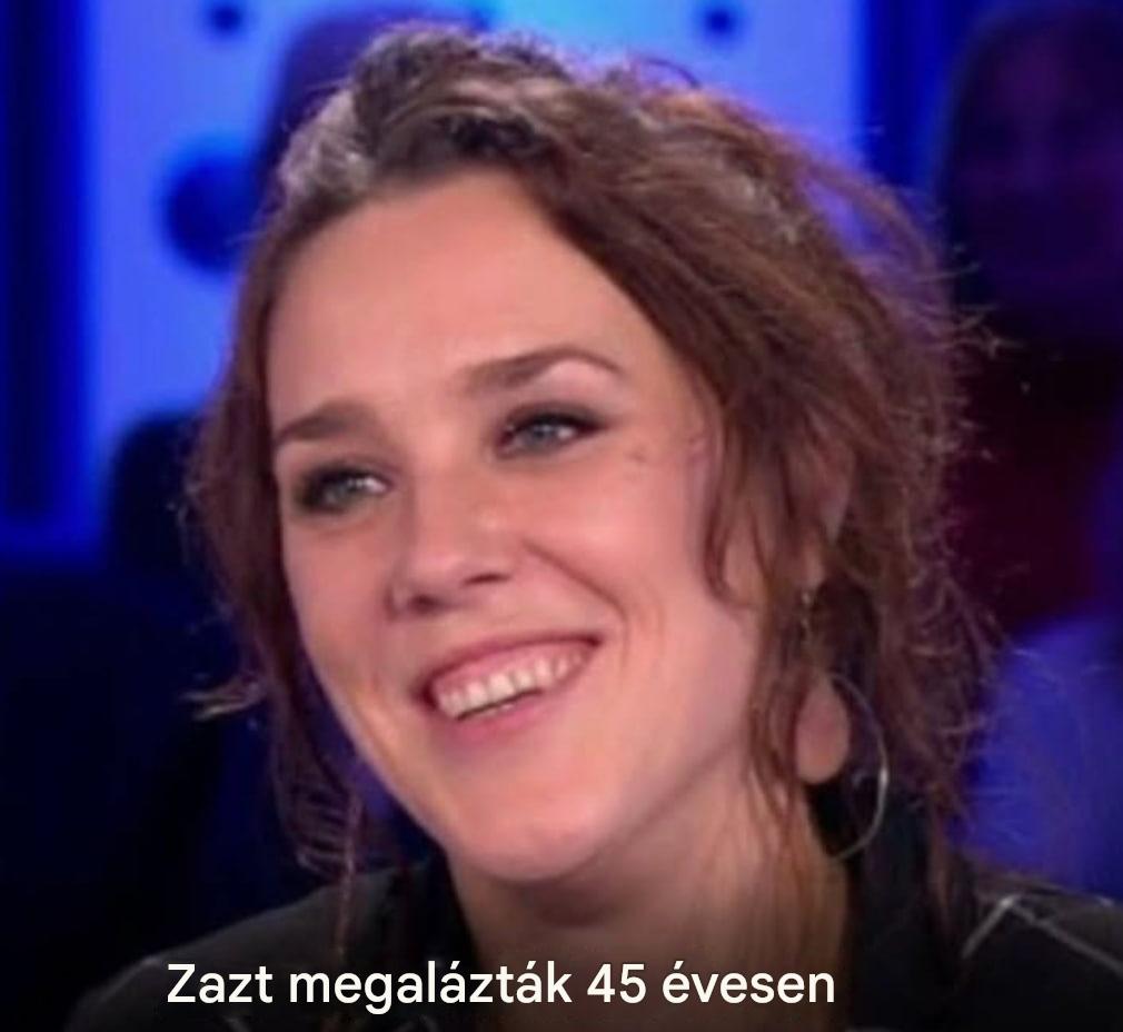 Zaz terhes: A hangedző 44 évesen várja első gyermekét