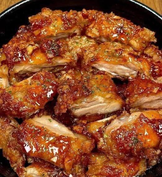 Ropogós, karamellizált, sütőben sült csirke: egy ellenállhatatlan recept
