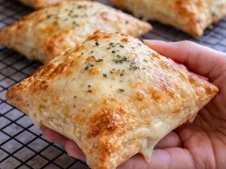 🥐Aranyló és olvadt sajtos leveles tészták: Egy ellenállhatatlan recept