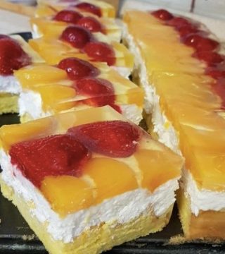 Túrókrémes gyümölcsös szelet, nagyon finom süti, nálunk nagy sikere lett, a recept a hozzászólásnál lesz