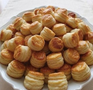 Megsült a békebeli sajtos pogácsa, nagyon jól sikerült