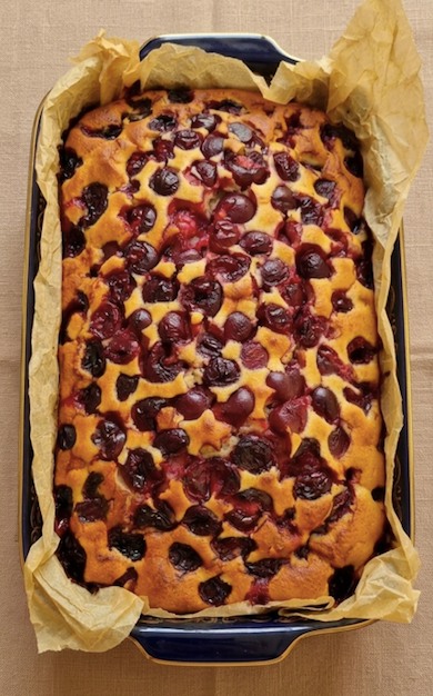 Pihe puha, mintha piskóta lenne, pedig ez egy egyszerű bögrés meggyes kevert süti 🙂 annyit változtattam rajta, hogy 15 dekával több meggy került rá, a recept a kommentbe