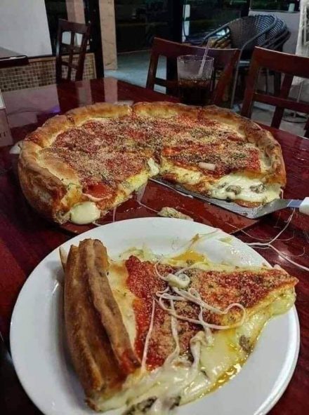 HÁZI KÉSZÍTÉSŰ CHICAGO STÍLUSÚ MÉLYTÁLAS PIZZA