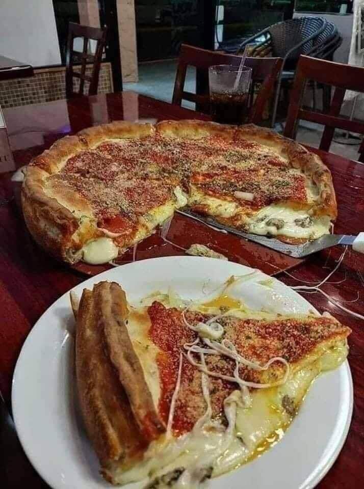 HÁZI KÉSZÍTÉSŰ CHICAGO STÍLUSÚ MÉLYTÁLAS PIZZA