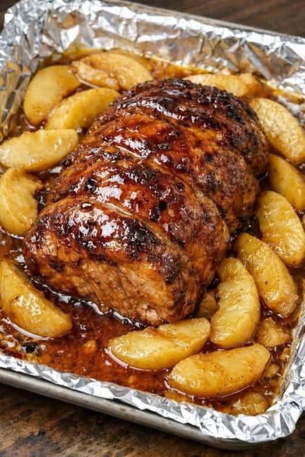 Lassan sült marhasteak karamellizált hagymával és sárgarépával